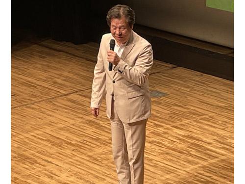 あいさつする濱松治社長