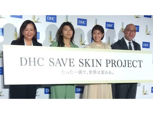 ゲスト２人と高谷会長（右）、宮崎社長（左）＝１１月２２日、東京・中央区