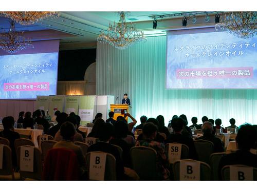 あいさつする岩井社長と会場の様子