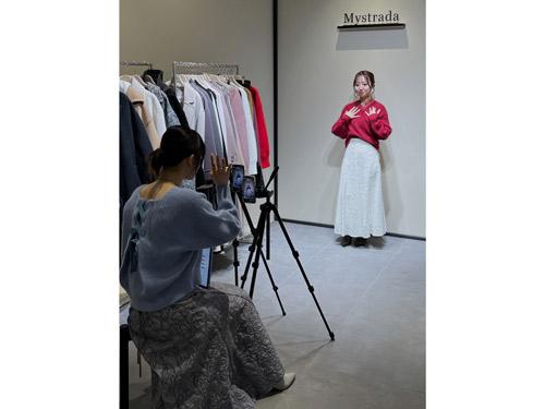 「ＡＲＰＥＧＥ　ＳＡＬＯＮＥ」では、毎日正午に店舗からライブ配信