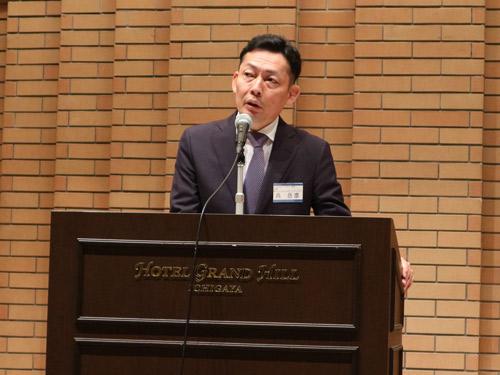 あいさつする呉岳彦会長