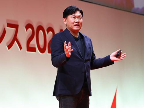 講演する三木谷浩史社長