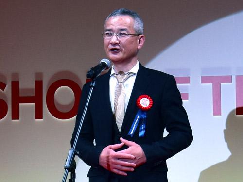 総合グランプリを受賞し、壇上でコメントするヤマダデンキのインターネット事業部　副事業部長　執行役員　後藤賢志氏