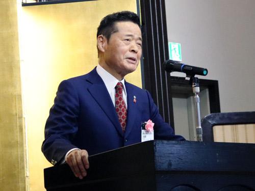 会長あいさつを行う和佐見勝会長