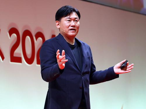 講演する三木谷浩史社長