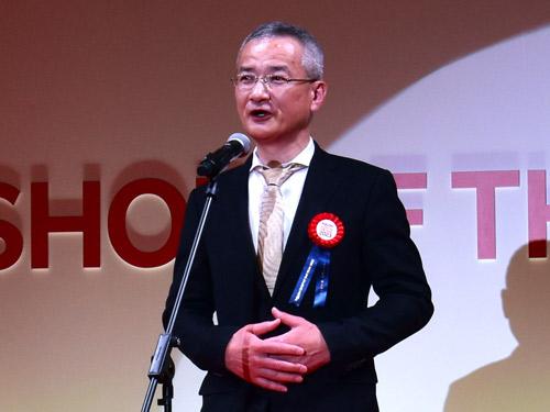 総合グランプリを受賞し、壇上でコメントするヤマダデンキのインターネット事業部　副事業部長　執行役員　後藤賢志氏