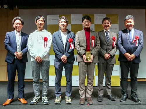 総合大賞を受賞したＩ―ｎｅを表彰