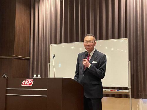 あいさつする藤野正樹社長