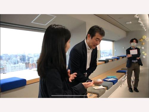 川原社長も生理痛を疑似体験