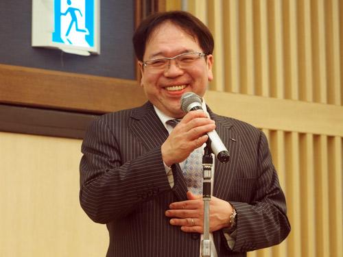 あいさつする林栄治社長