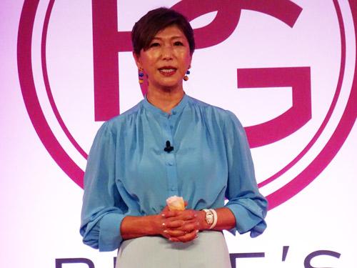 あいさつする佐藤知己社長