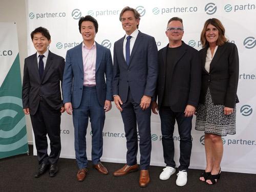 勢ぞろいした経営陣