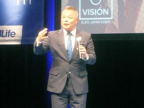 あいさつする狩野元滋社長