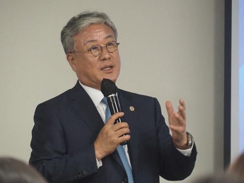 あいさつする金奉俊会長