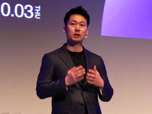 新製品発表会であいさつする猿渡歩社長