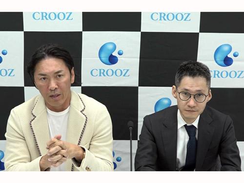 決算説明会で事業転換について説明する小渕宏二社長（写真左）と稲垣佑介副社長