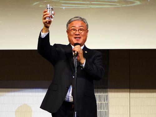 あいさつする金奉俊会長