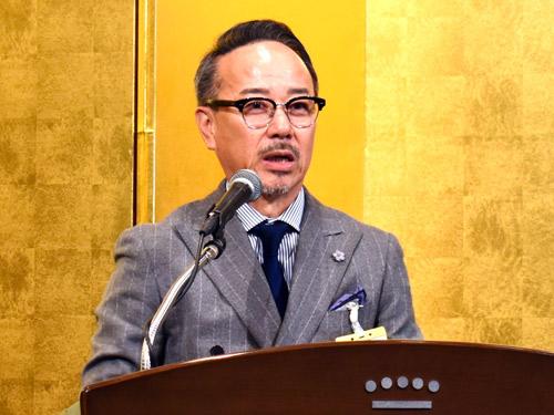 あいさつを述べる梶原健司会長