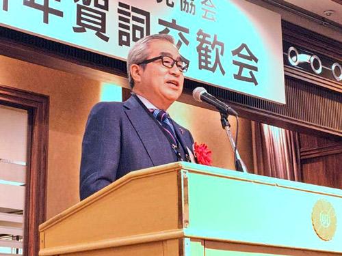 あいさつする中陽次会長