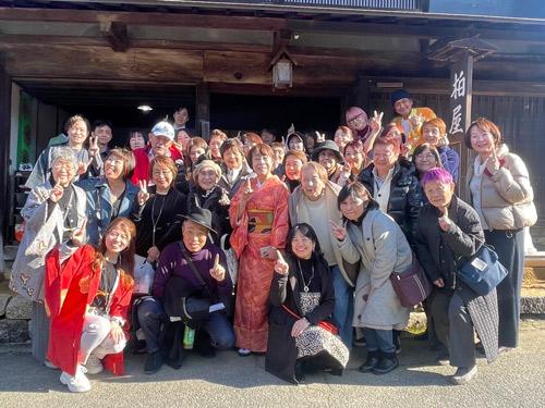 ５０人が参加した「Ｅアファンのルーツをめぐる旅」の様子