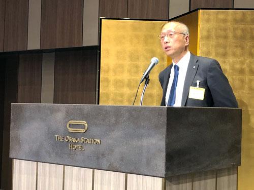 乾杯のあいさつをする三次正人常務取締役