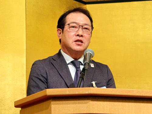来賓としてあいさつする経済産業省九州経済産業局の平田実次長