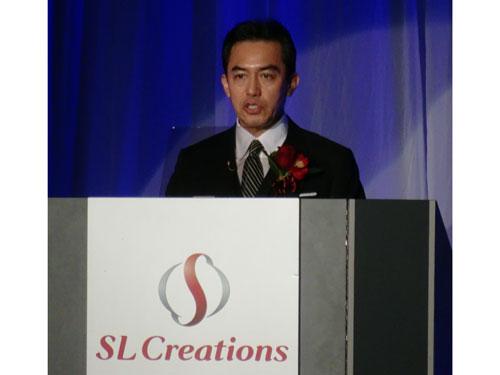 あいさつする佐藤健社長