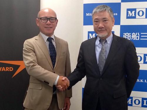 （写真左から）ビィ・フォアードの山川社長と商船三井の安部執行役員