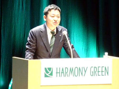 あいさつする藤原宏輔社長