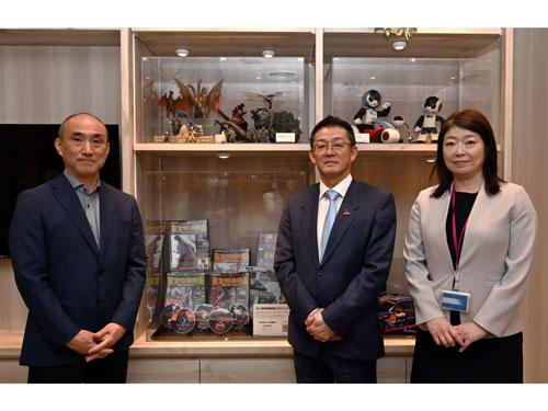 （写真左から）デアゴスティーニ・ジャパンの谷健二社長、CROCE&Co.の長﨑義徳社長、イオンモール 新規リーシング統括部 新規テナント共創部 ・八幡めぐみ部長