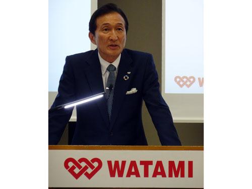 あいさつする渡邉会長兼社長