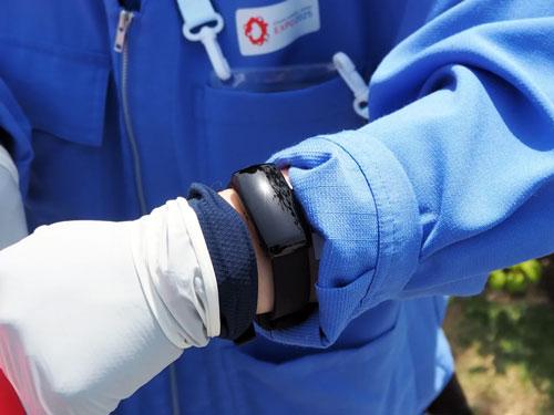 「スマートウォッチ型デバイス」