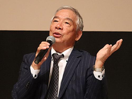 活動紹介する亀岡一郎理事長