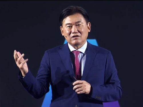 「Ｒａｋｕｔｅｎ　ＡＩ　Ｏｐｔｉｍｉｓｍ」に登壇した三木谷浩史社長