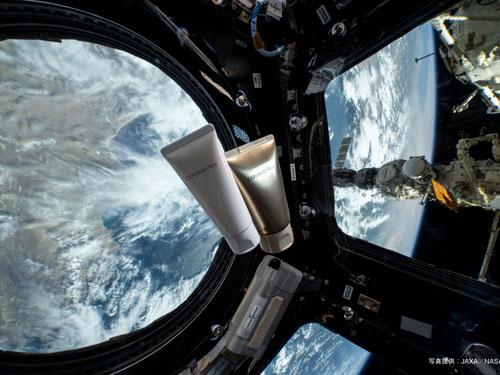 国際宇宙ステーション（ＩＳＳ）キューポラの窓で撮影された様子