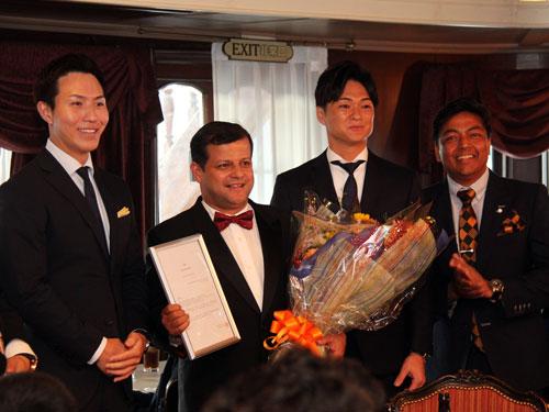 寺口泰海取締役（写真左）と菅野航取締役（右から二番目）