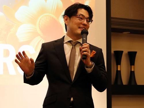 １２周年記念イベントであいさつする永井幸司社長