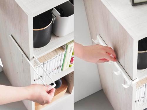 棚にバーを差し込みバーの上から５連フックを付ける