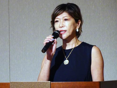 あいさつする佐藤知己社長