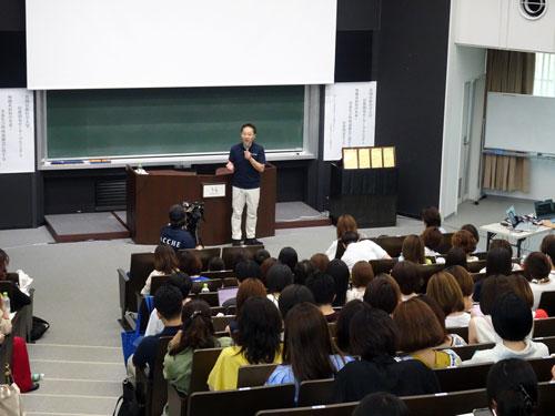 あいさつする南部景樹社長