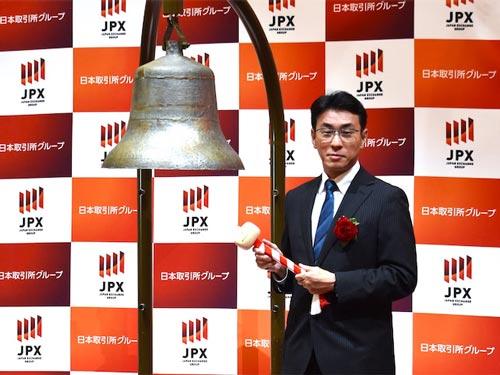 上場セレモニーで打鐘する長田敏彦社長