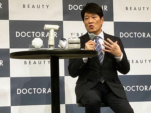 製品発表会に登壇した林修氏