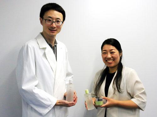香粧品ユニット研究開発グループの王徳龍課長（写真左）とマーケティング統括ユニットの兼平奈央子氏
