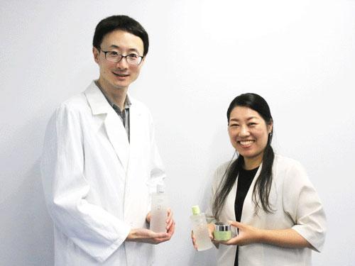 香粧品ユニット研究開発グループの王徳龍課長（写真左）とマーケティング統括ユニットの兼平奈央子氏