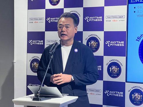 あいさつする山部清明代表取締役