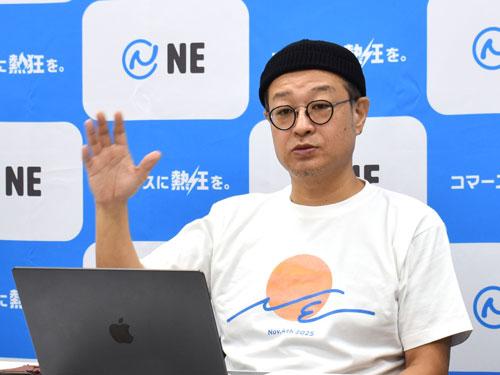 上場後の会見で話す比護則良社長