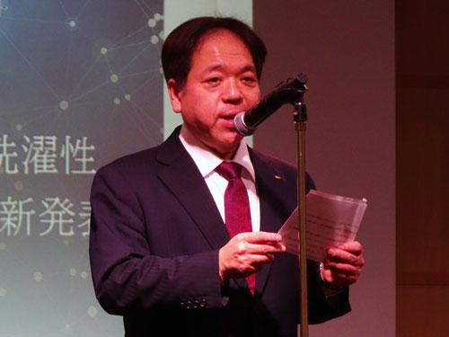 あいさつする林栄治社長