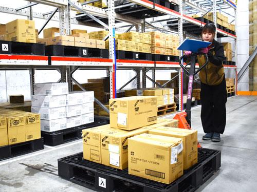 紙でロケーションを確認し、ピッキング