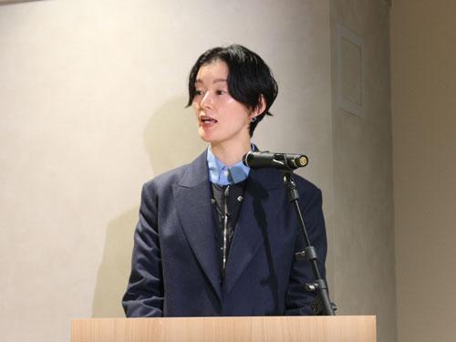リニューアルについて説明する新規事業部ブランド戦略課の岩崎優子マネージャー