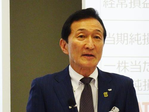 決算説明会で説明する渡邉美樹会長兼社長